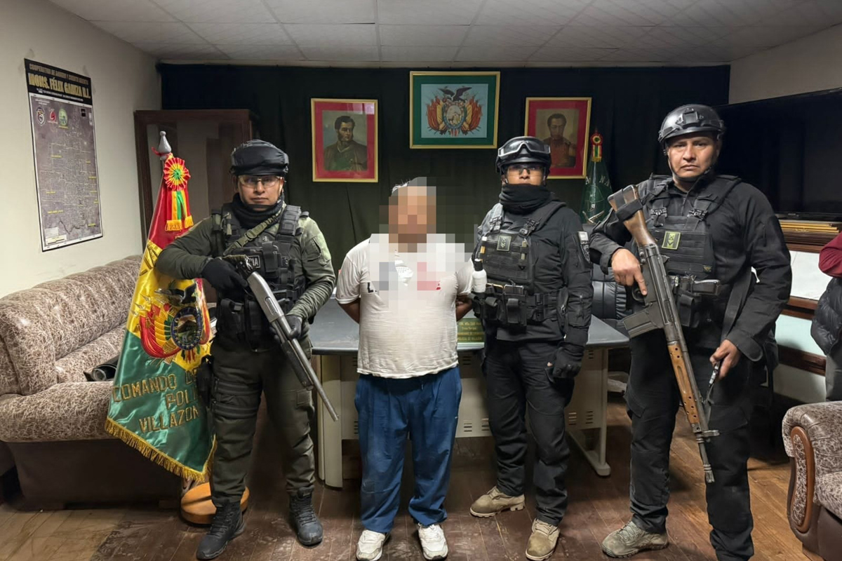 Fotografía cedida por la Fiscalía General del Estado de Bolivia que muestra a integrantes de la Policía de Bolivia custodiando al peruano Lázaro Víctor Sotacuro este sábado, en Villazón (Bolivia). (Foto de EFE/ Fiscalía General del Estado de Bolivia)