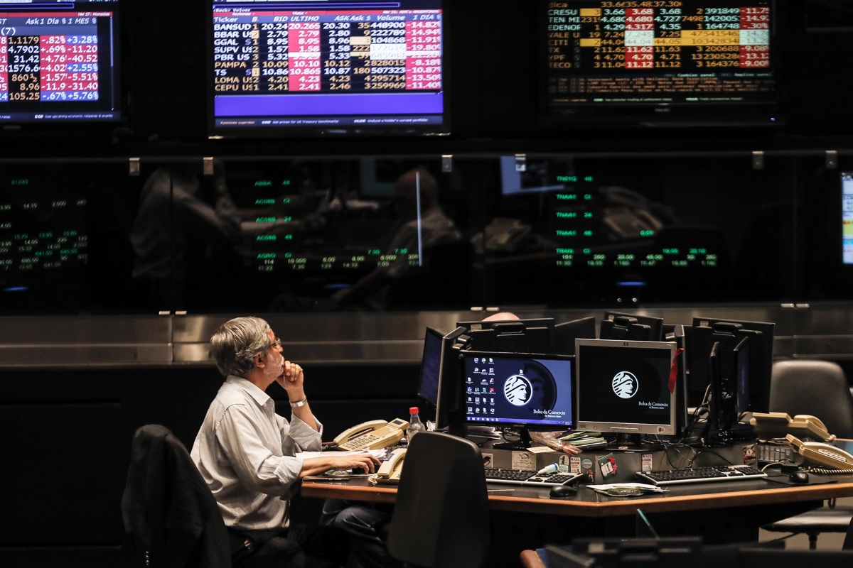 Un corredor en la Bolsa de Comercio en Buenos Aires (Argentina). (Foto de archivo de Juan Ignacio Roncoroni de la agencia EFE)
