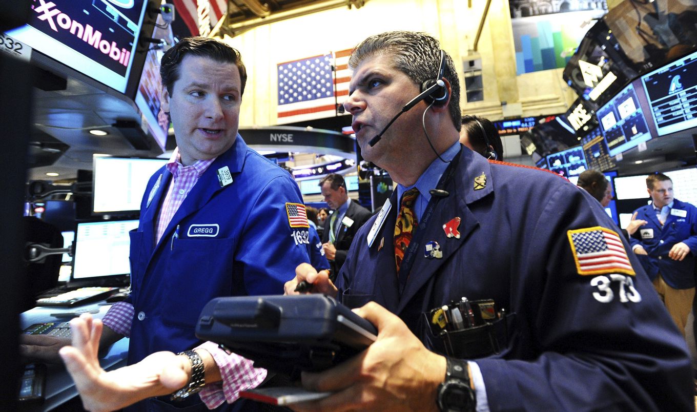 Corredores de la Bolsa de Valores de Nueva York, durante una jornada de intercambio bursátil, en Wall Street (NY, EUA). (Foto de archivo de Justin Lane de la agencia EFE)