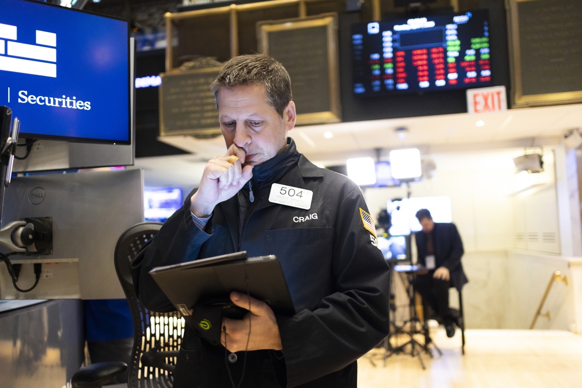 Un operador trabajando en la apertura del mercado de valores de Nueva York. (Foto de archivo de Justin Lane de la agencia EFE/EPA)