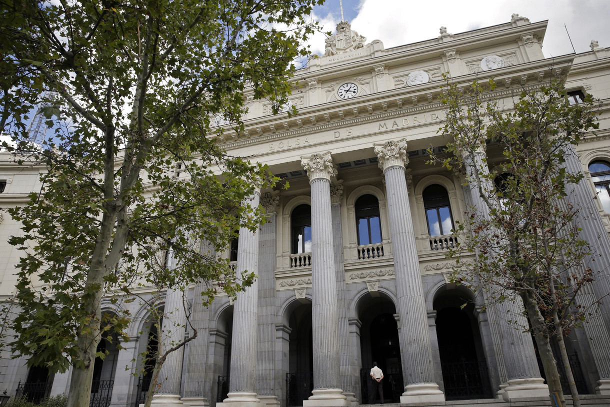 Fachada principal del edificio de la Bolsa de Madrid. (Foto de Emilio Naranjo de la agencia EFE)