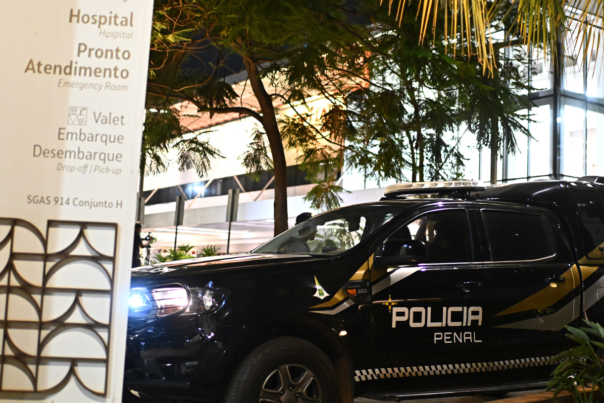 Un vehículo de la Policía Penal este 17 de septiembre de 2025, frente al hospital DF Star en Brasilia (Brasil). (Foto de André Borges de la agencia EFE)