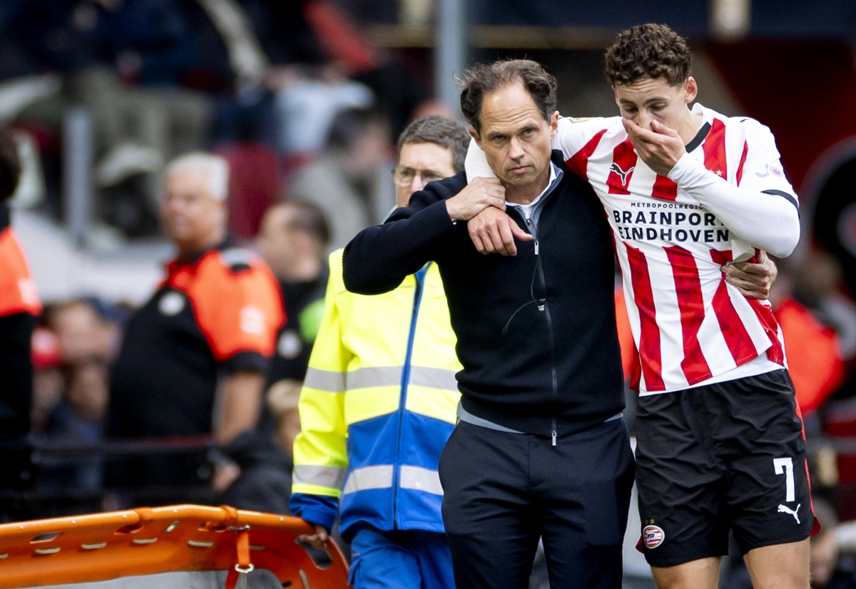 El delantero del PSV neerlandés Ruben van Bommel, hijo del exfutbolista del Barcelona Mark van Bommel, se retira del partido de este domingo entre su equipo y el Ajax Amsterdam. Su club informó este lunes de que sufre una grave lesión de rodilla que le obliga a decir adiós al resto de la temporada. (Foto de Koen van Weel de la agencia EFE)