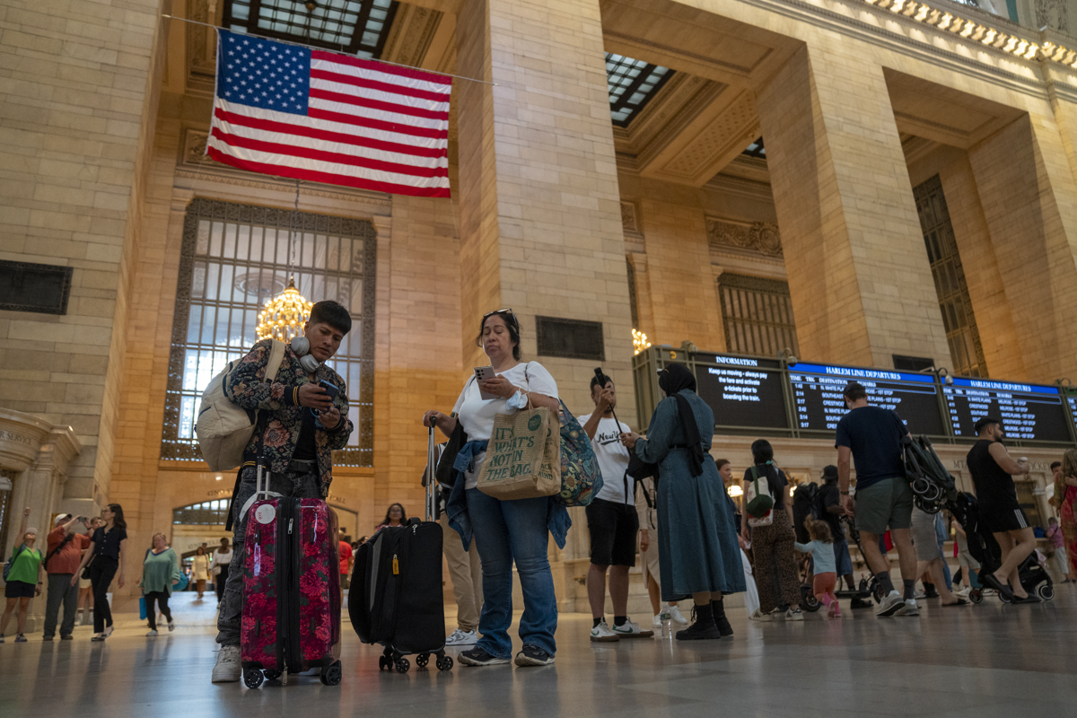 Imagen del pasado 7 de septiembre de varias personas con maletas en el Grand Central Terminal en Nueva York (Estados Unidos). (Foto de Ángel Colmenares de la agencia EFE)