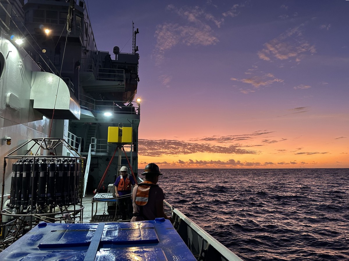 Puesta de sol a bordo del Thomas G. Thompson, un buque de investigación operado por la Universidad de Washington y equipado para viajes oceánicos. (Crédito: Kathy Newer/Universidad de Washington)