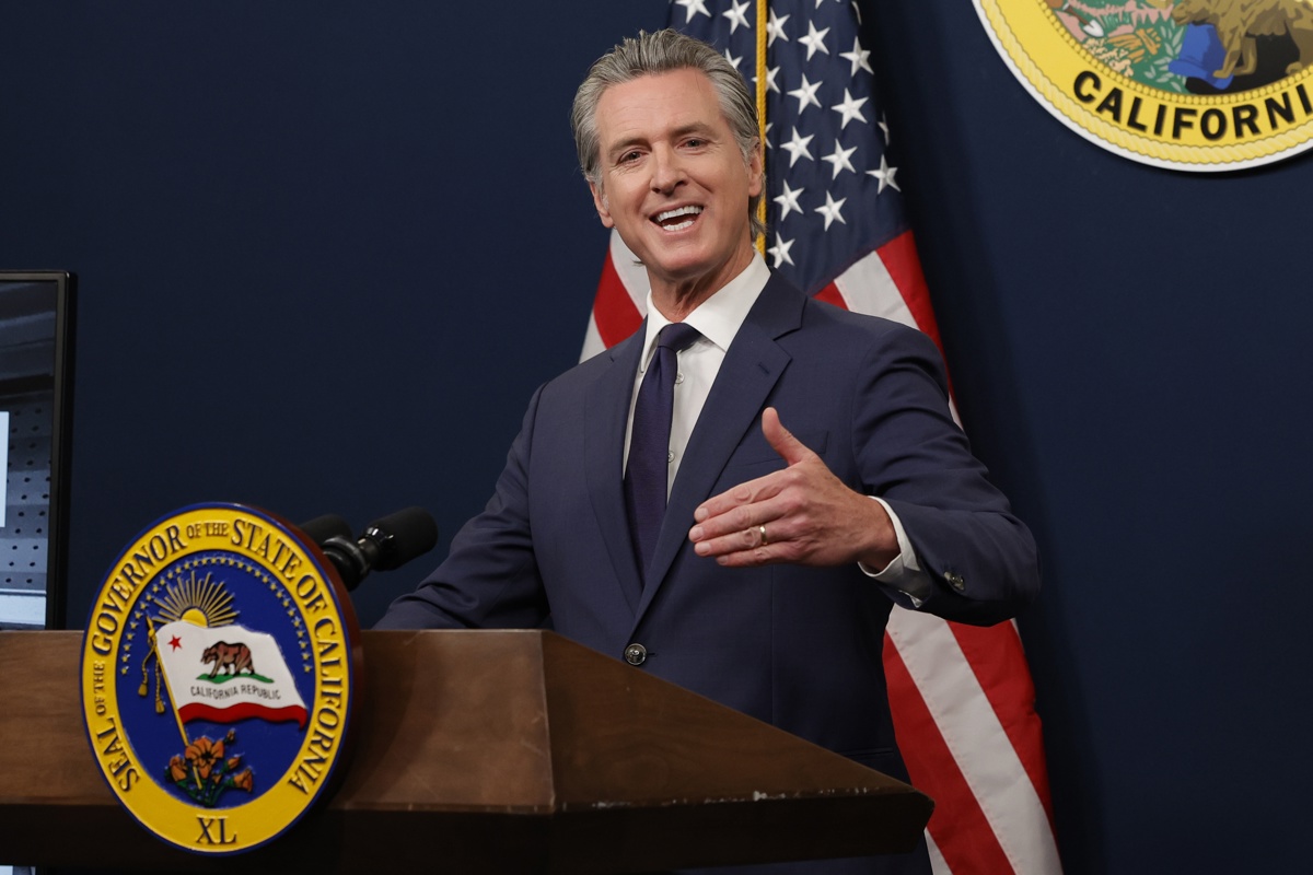 El gobernador del estado de California, Gavin Newsom, durante un acto público, en Sacramento (California, EUA). (Foto de John G. Mabanglo de la agencia EFE)
