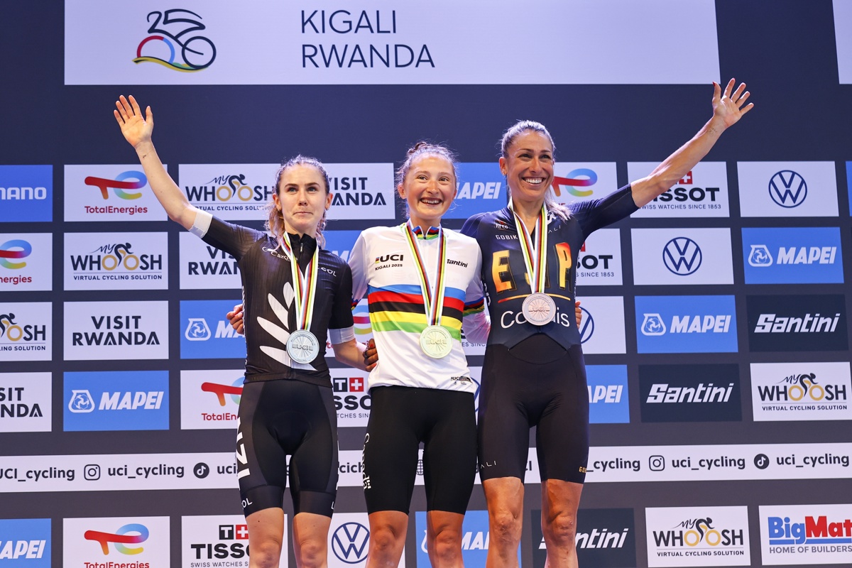 (I-D) La neozelandesa Niamh Fisher-Black, medallista de plata, la canadiense Magdeleine Vallieres, oro, y la española y medallista de bronce Mavi Garcia durante la prueba élite femenina en Kigali, Ruanda. (Foto de Kim Ludbrook de la agencia EFE/EPA)