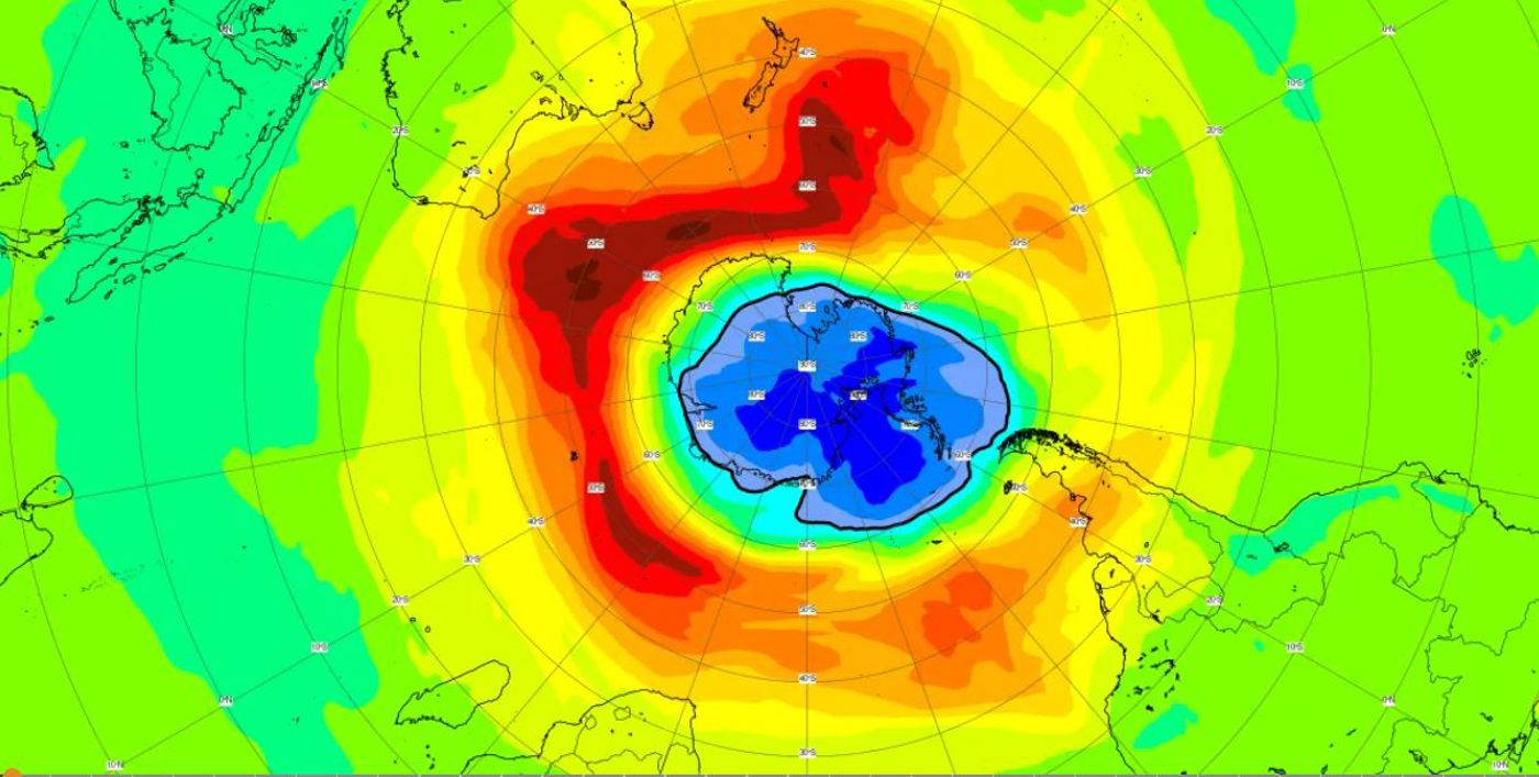 Gráfico con la extensión del agujero de ozono antártico este año en la región antártica proporcionado por el servicio de Monitoreo Atmosférico de Copernicus. Las áreas de color amarillo, naranja y rojo representan los valores altos de ozono, mientras que las áreas verdes y azules muestran los valores bajos. La línea negra continua se utiliza comúnmente para definir el área del agujero de ozono. ( Foto Copernicus Climate Service/EFE)