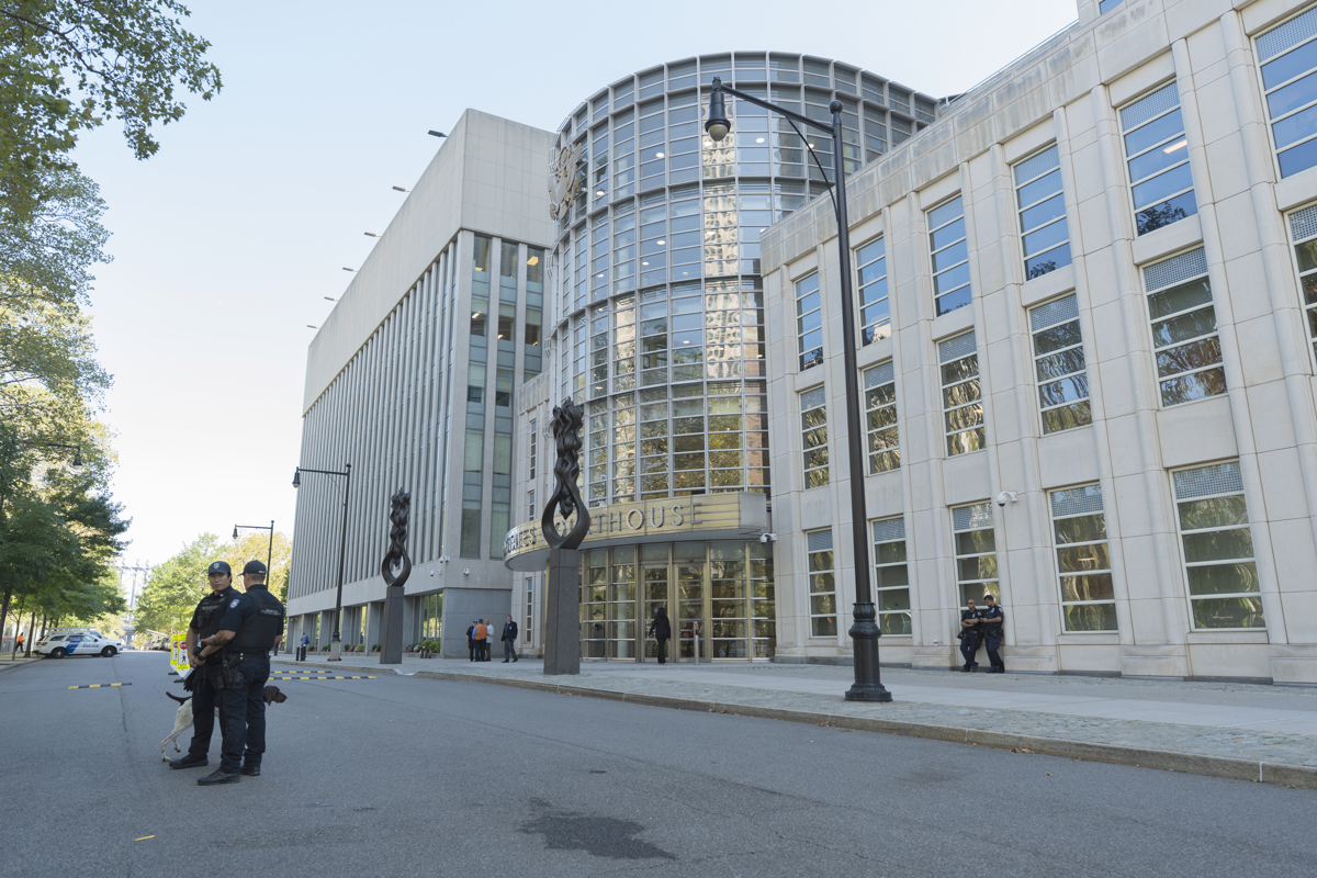 Integrantes de la Policía custodian este jueves frente a la corte de Nueva York (Estados Unidos). (Foto de Ángel Colmenares de la agencia EFE)