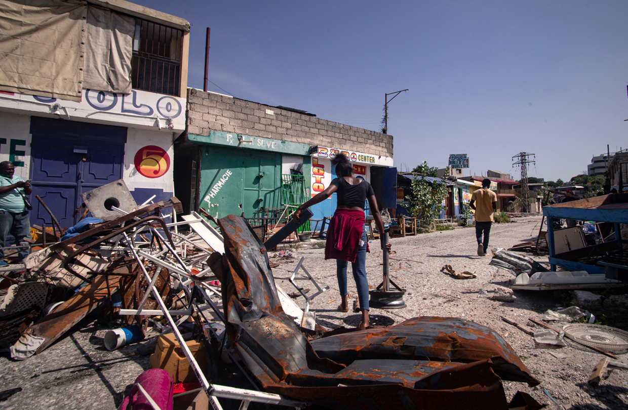 Personas mientras transitan por una calle con barricadas en el barrio Nazon, en Puerto Príncipe (Haití). (Foto de archivo de Mentor David Lorens de la agencia EFE)