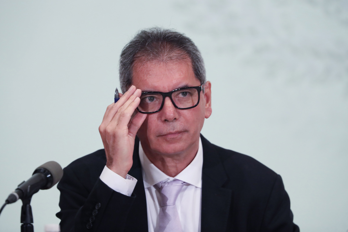 El secretario de Hacienda y Crédito Público (SHCP), Edgar Amador Zamora, habla durante una rueda de prensa este martes, en Ciudad de México (México). (Foto de Mario Guzmán de la agencia EFE)