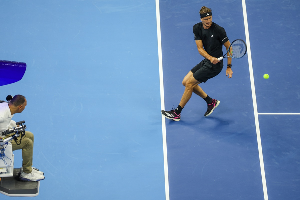 El tenista alemán Alexander Zverev en su partido ante el francés Corentin Moutet en China. (Foto de Wu Hao de la agencia EFE/EPA)