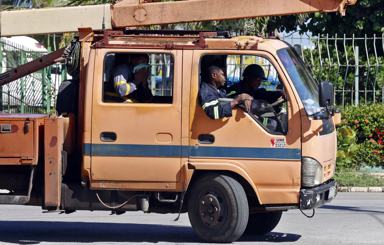 Empleados de la empresa Eléctrica Nacional (UNE) de Cuba al llegar este miércoles, 10 de septiembre, a una zona para reparar el suministro eléctrico, en La Habana (Cuba). (Foto de Ernesto Mastrascusa de la agencia EFE)