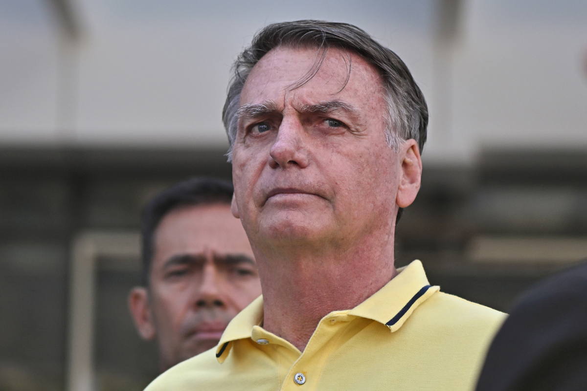 El expresidente de Brasil Jair Bolsonaro saliendo del hospital DF Star, en Brasilia (Brasil). (Foto de archivo del 16 de agosto de 2025 de Andre Borges de la agencia EFE)