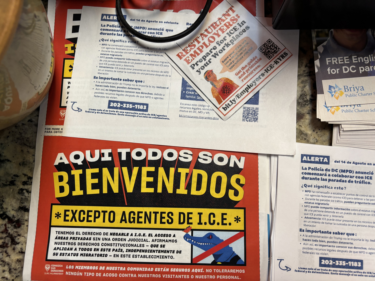 Cárteles en contra de las redadas migratorias en Washington (EUA). (Foto de archivo de Esteban Capdepon Sendra de la agencia EFE)