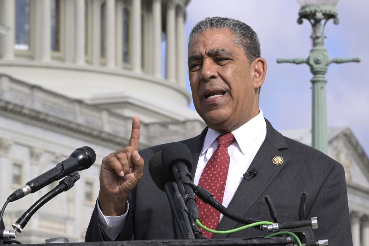El presidente del Caucus Hispano del Congreso, Adriano Espaillat, habla durante una rueda de prensa este jueves, en Washington (Estados Unidos). (Foto de Lenin Nolly de la agencia EFE)