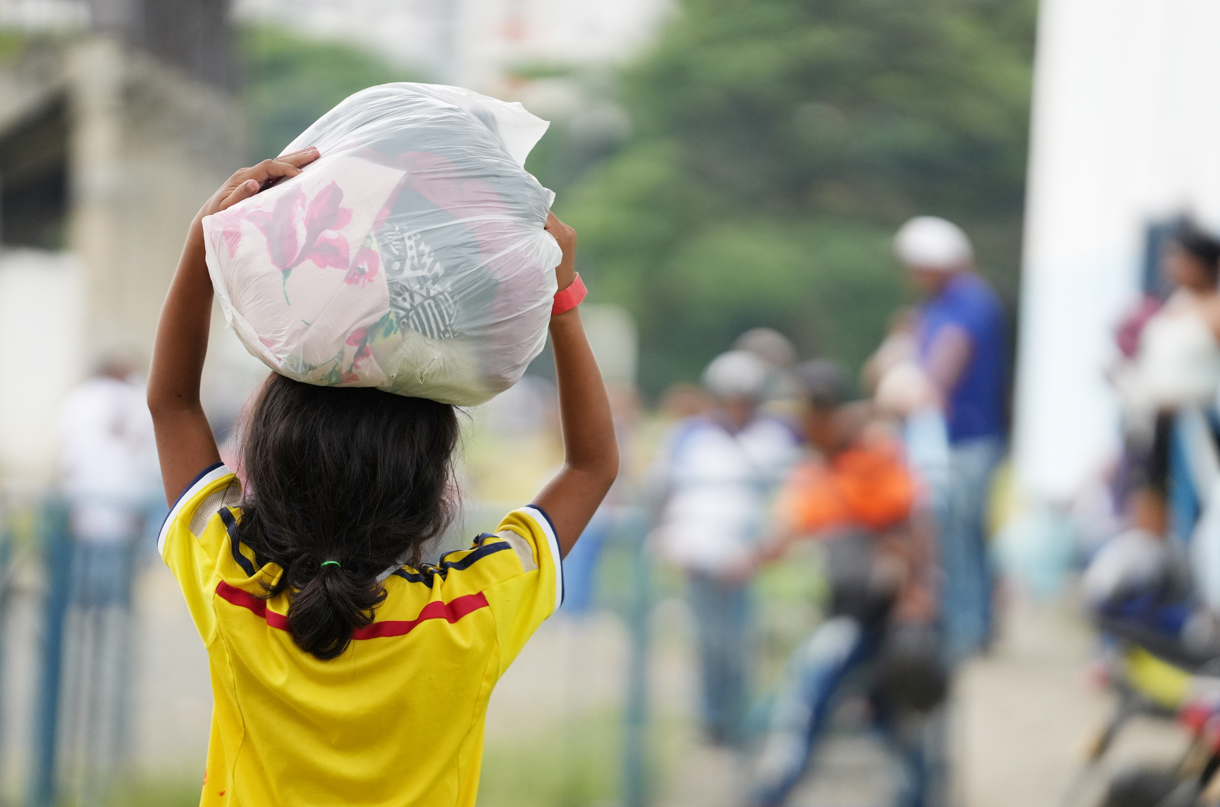 Una niña víctima de desplazamiento sosteniendo una bolsa con pertenencias en Jamundí (Colombia). (Foto de archivo de Ernesto Guzmán de la agencia EFE)