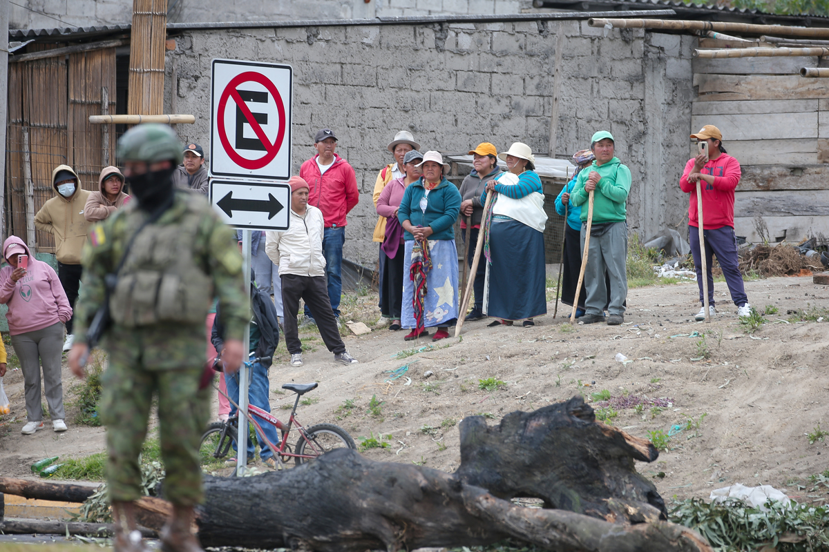 Un integrante de las Fuerzas Armadas de Ecuador custodia este 24 de septiembre de 2025, en Otavalo (Ecuador). (Foto de José Jácome de la agencia EFE)