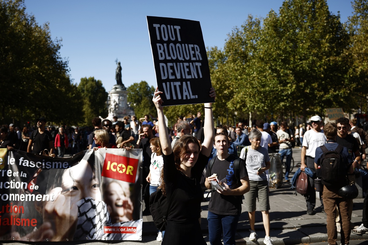 Al menos 3 personas han resultado heridas y 140 detenidas hasta media tarde en la jornada de huelgas y manifestaciones organizadas por todos los sindicatos contra los ajustes en Francia, con altercados e incidentes en varias ciudades. (Foto de Yoan Valat de la agencia EFE/EPA)