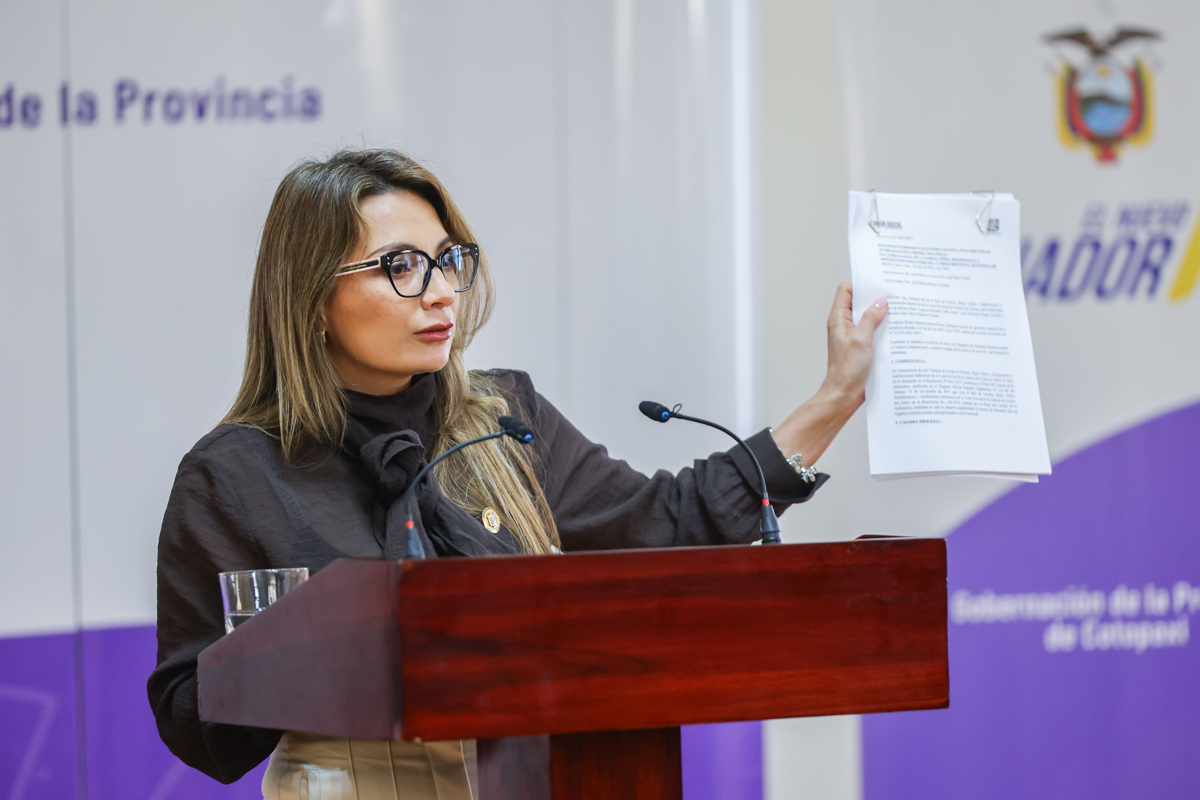 Fotografía cedida de la Presidencia de Ecuador que muestra a su portavoz, Carolina Jaramillo, hablando en una rueda de prensa este lunes, en Latacunga (Ecuador). (EFE/Presidencia De Ecuador)