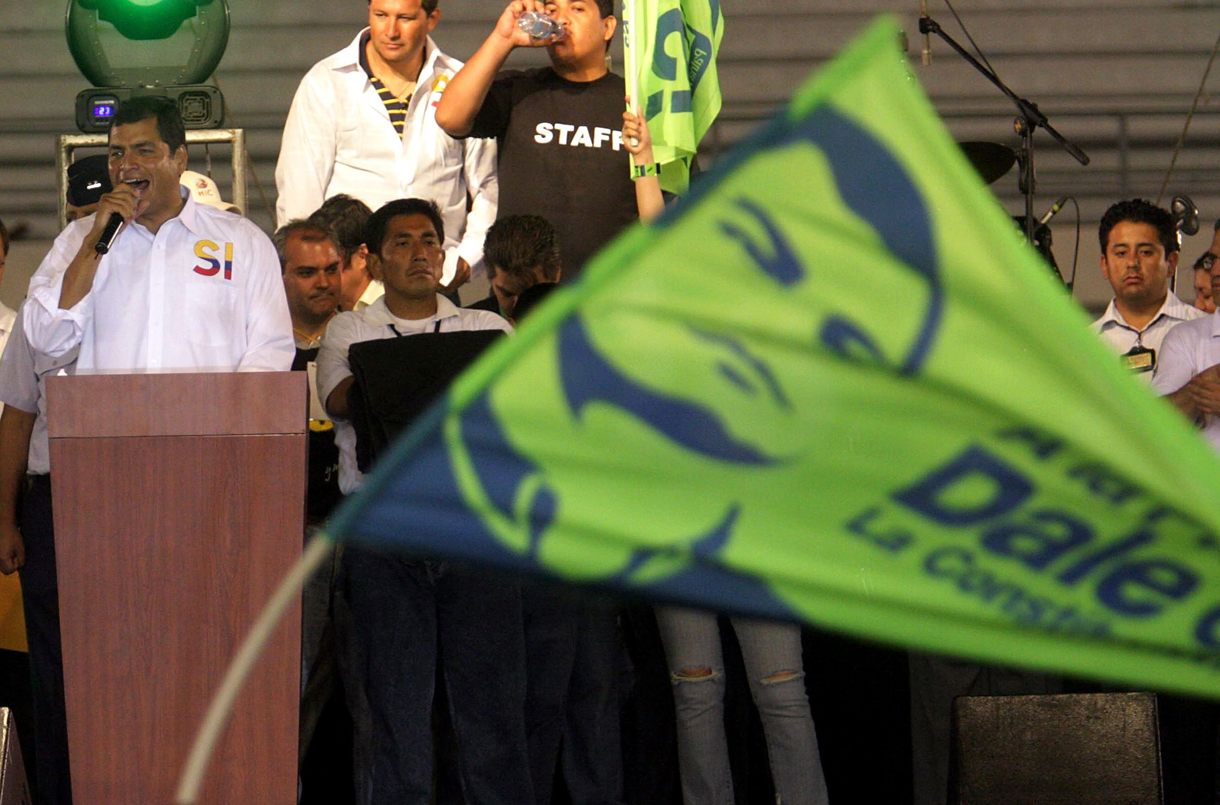 El expresidente de Ecuador, Rafael Correa (i), durante el último día de compaña a favor del referendo que promovió la redacción de la actual constitución de Ecuador, en la ciudad de Guayaquil. (Foto de archivo del 25 de septiembre de 2008 de Robert Puglla de la agencia EFE)