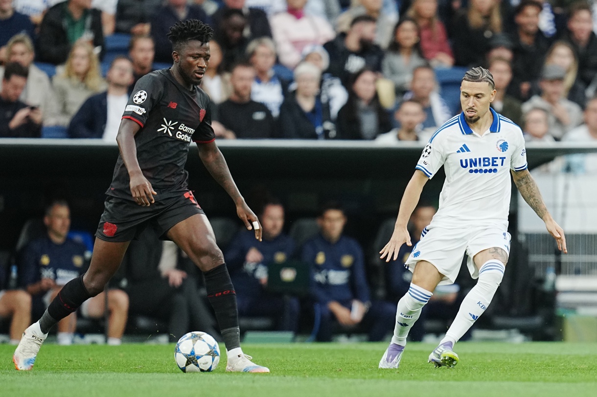 El jugador del Copenhague Jordan Larsson en acción ante Edmond Tapsoba, del Bayer Leverkusen durante el partido de la fase de liga de la UEFA Champions League que han jugado FC Copenhagen y Bayer 04 Leverkusen, en Copenhague, Dinamarca. (Foto de Liselotte Sabroe de la agencia EFE/EPA)