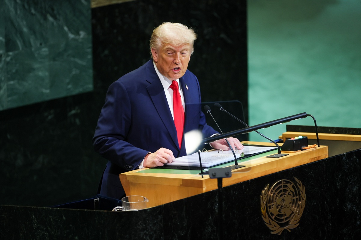 El presidente de Estados Unidos, Donald Trump (i), habla durante el debate general del 80 periodo de sesiones de la Asamblea General de las Naciones Unidas (AGNU), en Nueva York, el 23 de septiembre de 2025. (Foto de Leszek de la agencia EFE)