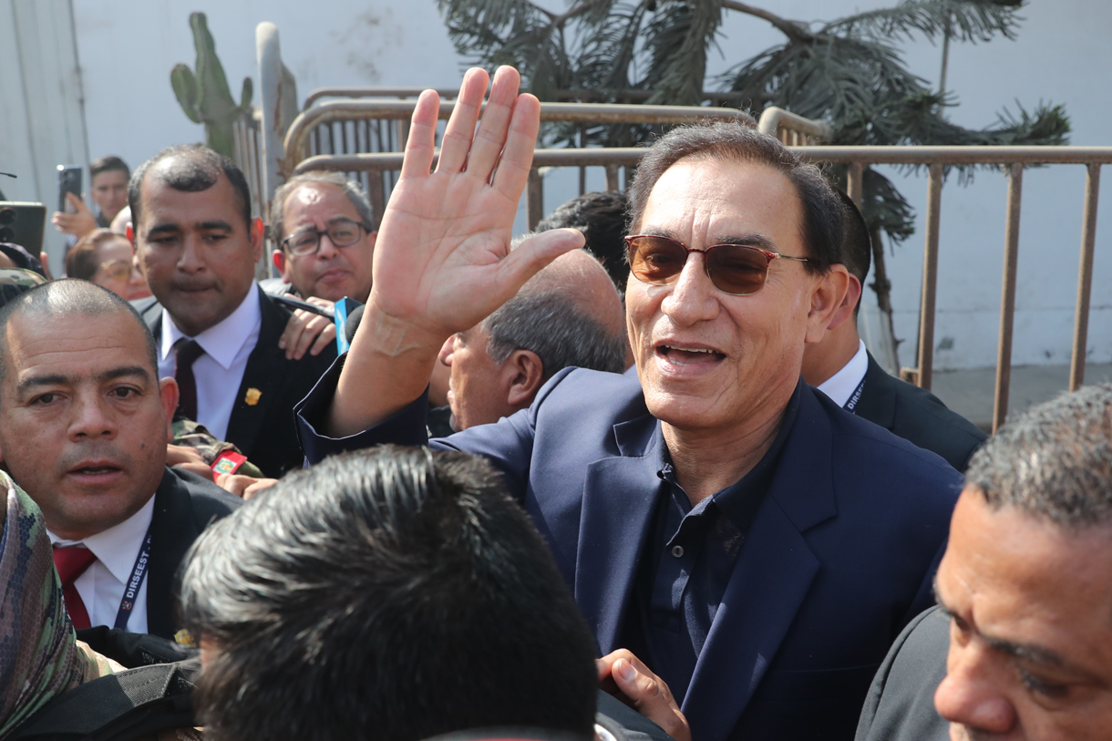 El expresidente de Perú Martín Vizcarra (c) saluda a su salida de Barbadillo, la cárcel de Perú reservada para expresidentes, este 4 de septiembre de 2025, en Lima (Perú). (Foto de Paolo Aguilar de la agencia EFE)