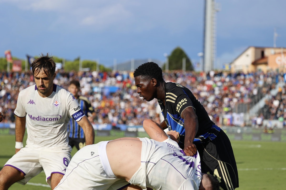 El jugador del Pisa Ebenezer Akinsanmiro (d) en acción durante el partido de la Serie A que han jugado Pisa SC y ACF Fiorentina en Pisa, Italia. (Foto de Enrico Mattia del Punta de la agencia EFE/EPA)