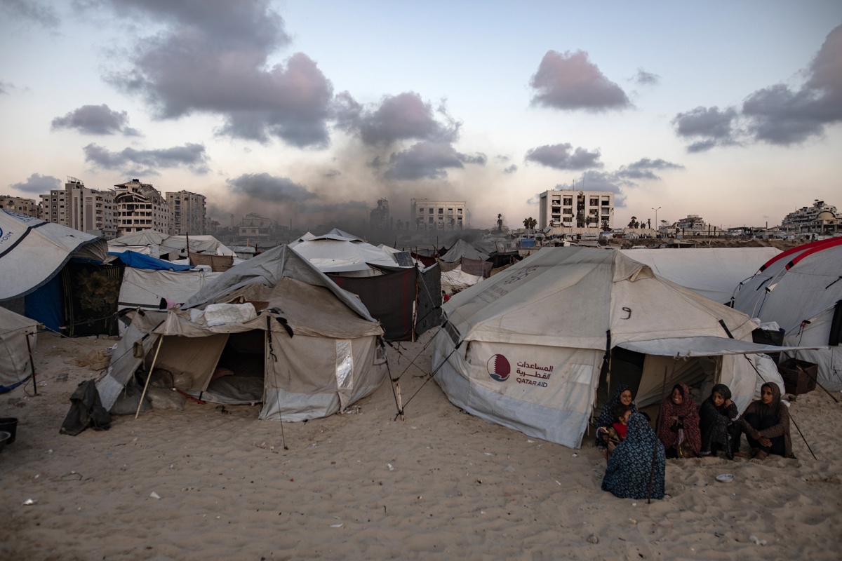 Filas de tiendas de campaña que albergan a palestinos desplazados internos a lo largo de la costa de Gaza. (Foto de archivo de Haitham Imad de la agencia EFE)