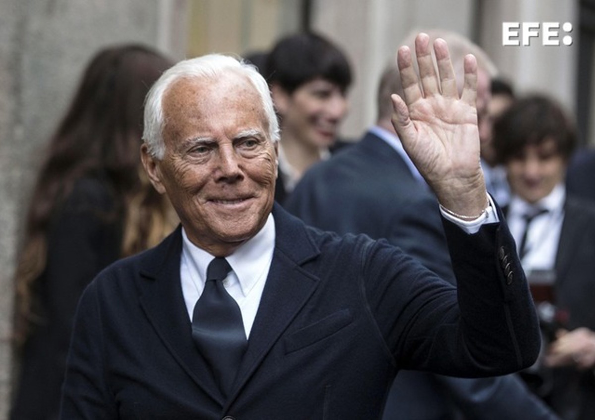 El diseñador Giorgio Armani, fallecido a los 91 años, llega a una fiesta por la reapertura de su tienda en la calle Montenapoleone, con motivo del 40 aniversario de su marca, el 29 de abril de 2015. (Foto de Massimo Percossi de la agencia EFE/EPA)