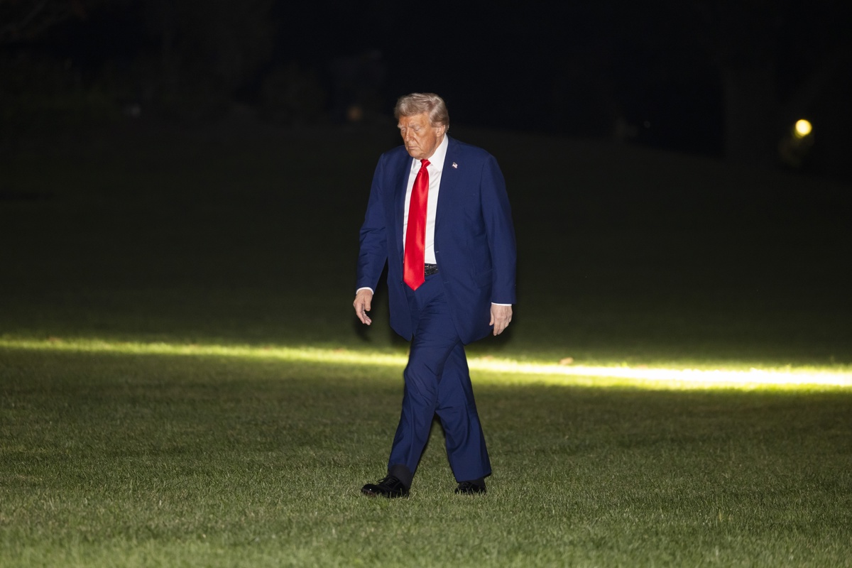 El presidente de Estados Unidos, Donald Trump, regresa a la Casa Blanca después del funeral del activista ultraconservador Charlie Kirk, en Washington, DC, EUA, el 21 de septiembre de 2025. (Foto de Jim Lo Scalzo de la agencia EFE/EPA)