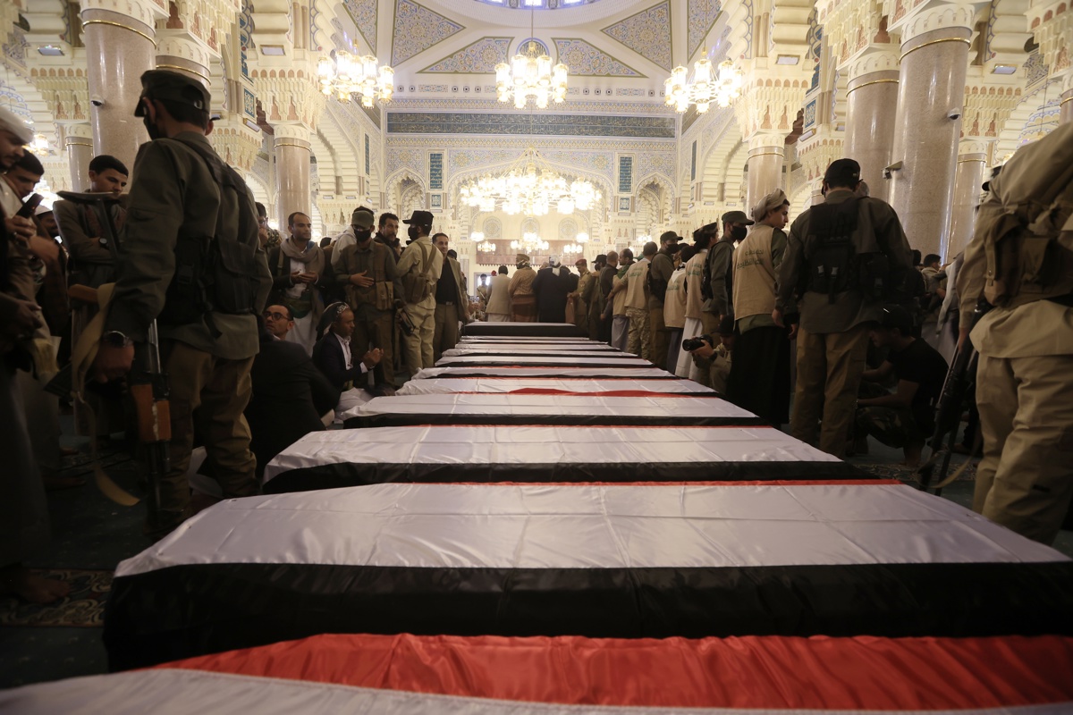 La gente se reúne alrededor de los ataúdes de altos funcionarios hutíes que murieron en recientes ataques israelíes, durante un funeral en Saná. (Foto de Yahya Arhab de la agencia EFE/EPA)