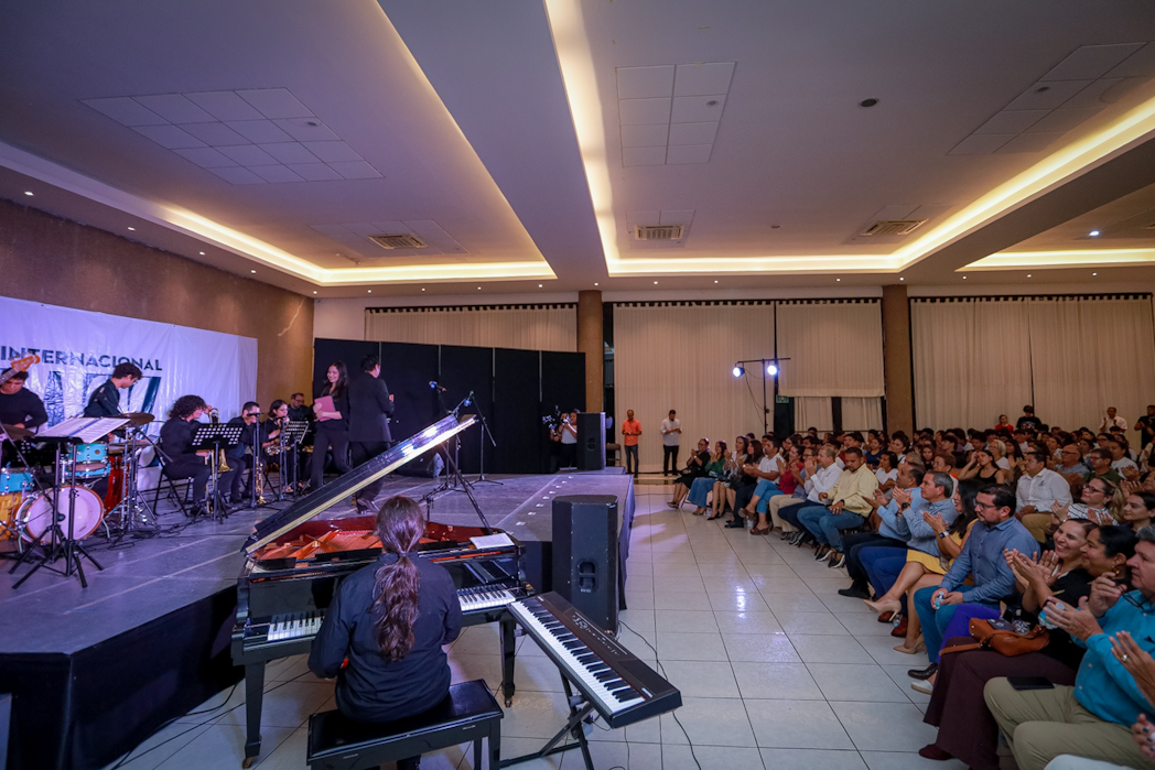 La inauguración se llevó a cabo en Manzanillo para descentralizar la vida cultural universitaria. (Foto de la Dirección General de Prensa)