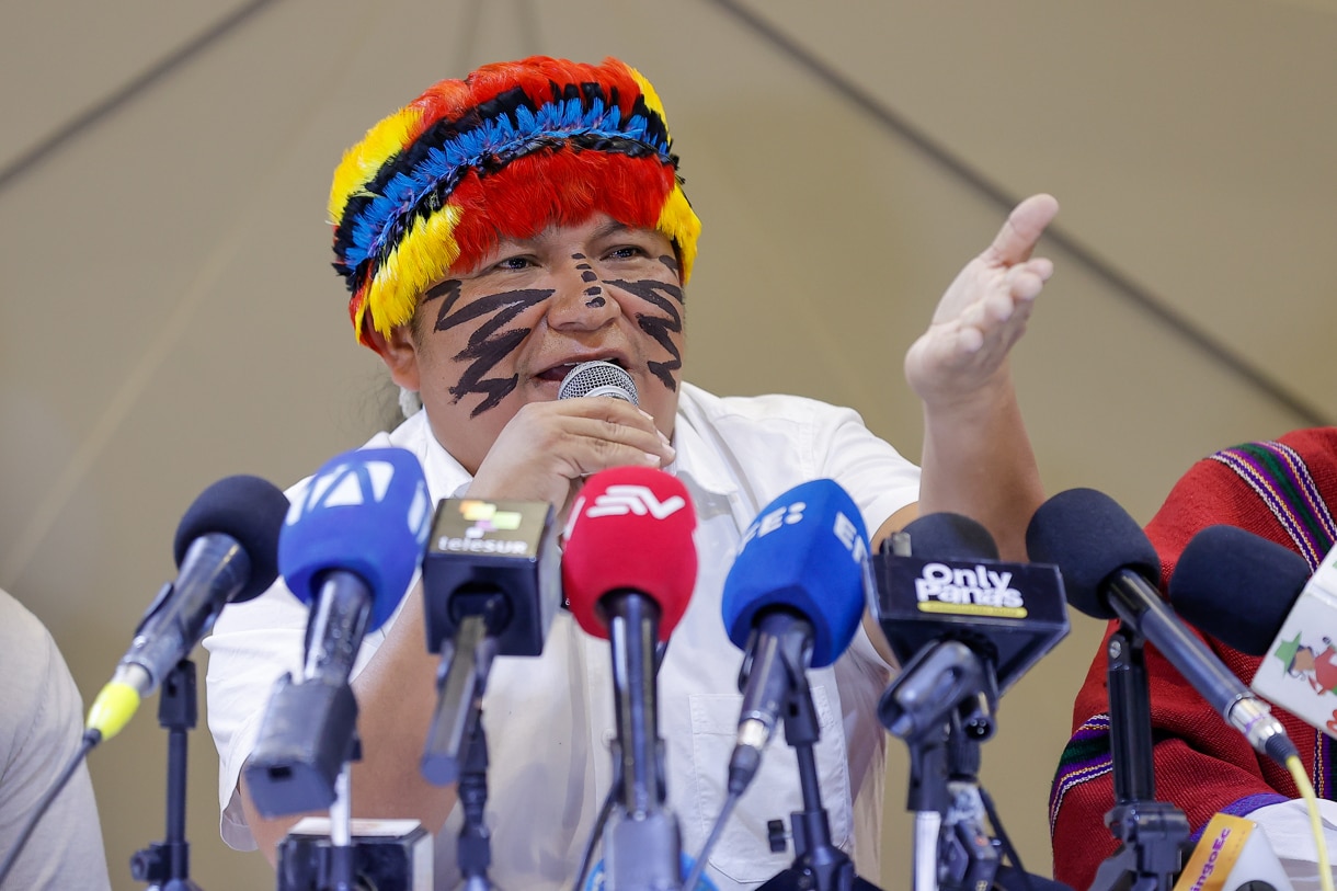 El presidente de la Confederación de Nacionalidades Indígenas (Conaie), Marlon Vargas, habla durante una rueda de prensa este lunes, en Quito (Ecuador). (Foto de José Jácome de la agencia EFE)