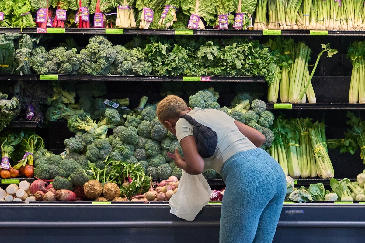 Una persona comprando en una tienda en Los Ángeles (Estados Unidos). ( Foto de archivo de Allison Dinner de la agencia EFE/EPA)