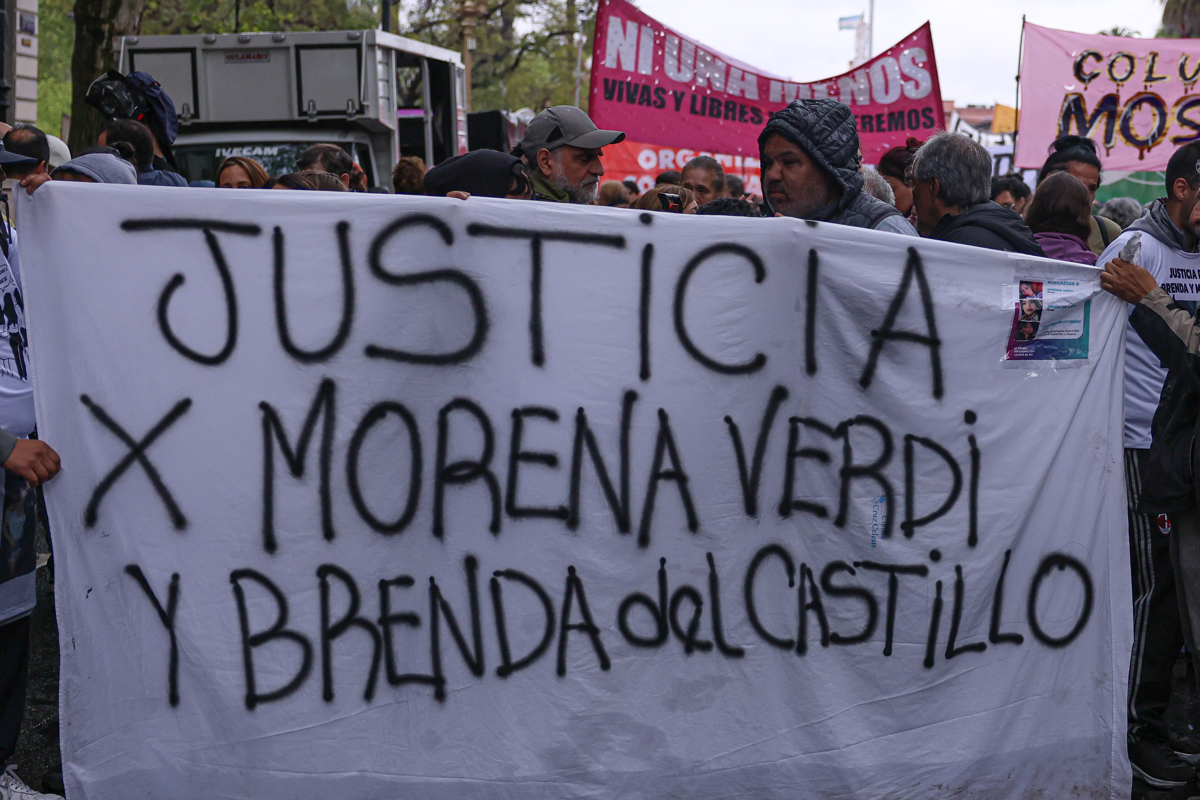 Personas sostienen un cartel durante una manifestación este 27 de septiembre de 2025, por el feminicidio de Brenda Loreley Del Castillo, Morena Verdi y Lara Morena Gutiérrez, en Buenos Aires (Argentina). (Foto de Adán González de la agencia EFE)