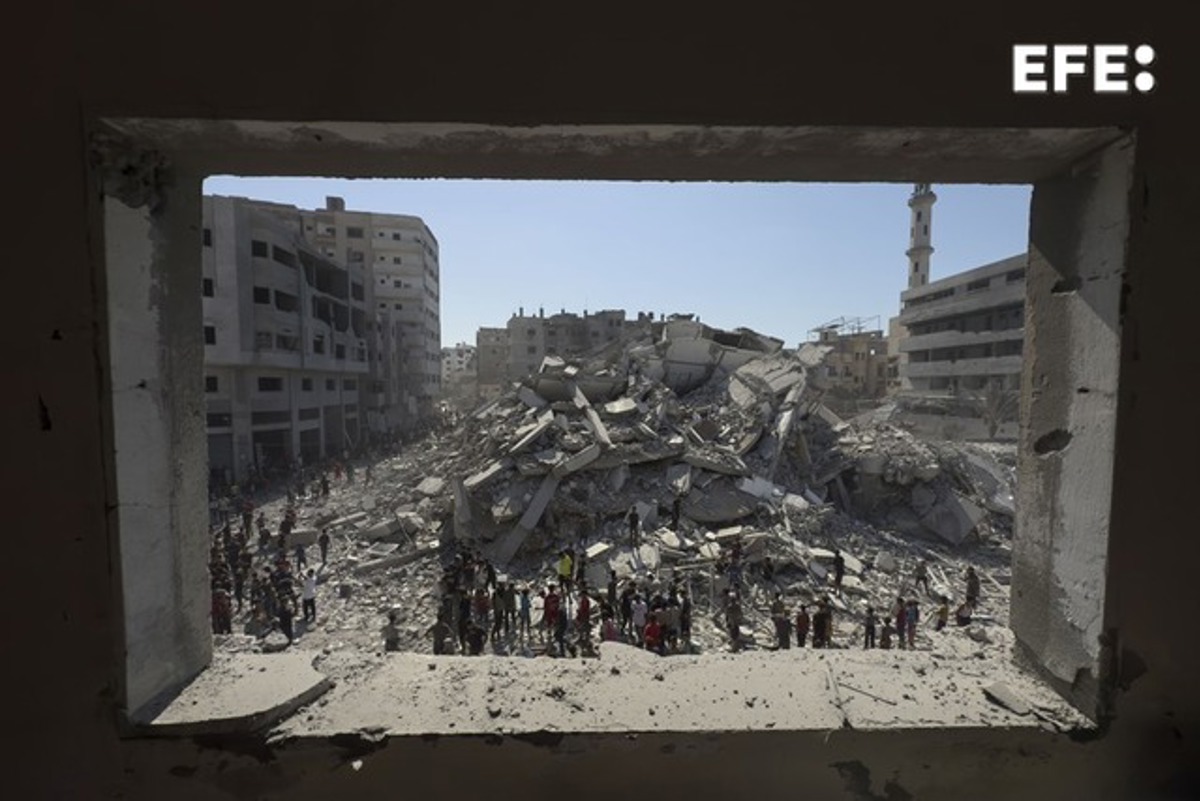 El Ejército israelí destruyó este lunes la Torre Ghafri en la zona portuaria de la ciudad de Gaza: el edificio más alto del enclave con un total de 18 plantas y 60 apartamentos. (Foto de Ahmed Awad de la agencia EFE)