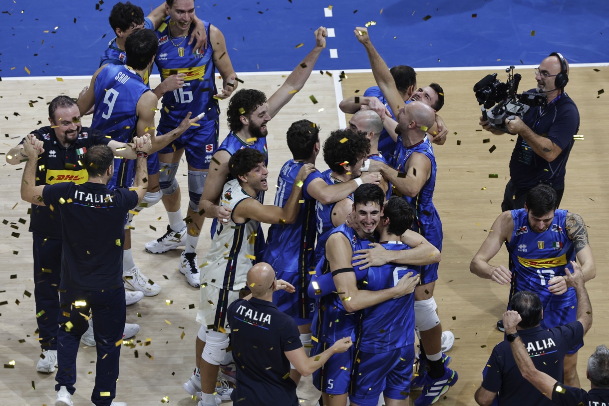 Los jugadores de Italia celebran después de ganar contra Bulgaria la Final del Campeonato Mundial de Voleibol Masculino en el Mall of Asia Arena en Pasay City, Metro Manila, Filipinas. (Foto de Rolex dela Pena de la agencia EFE/EPA)