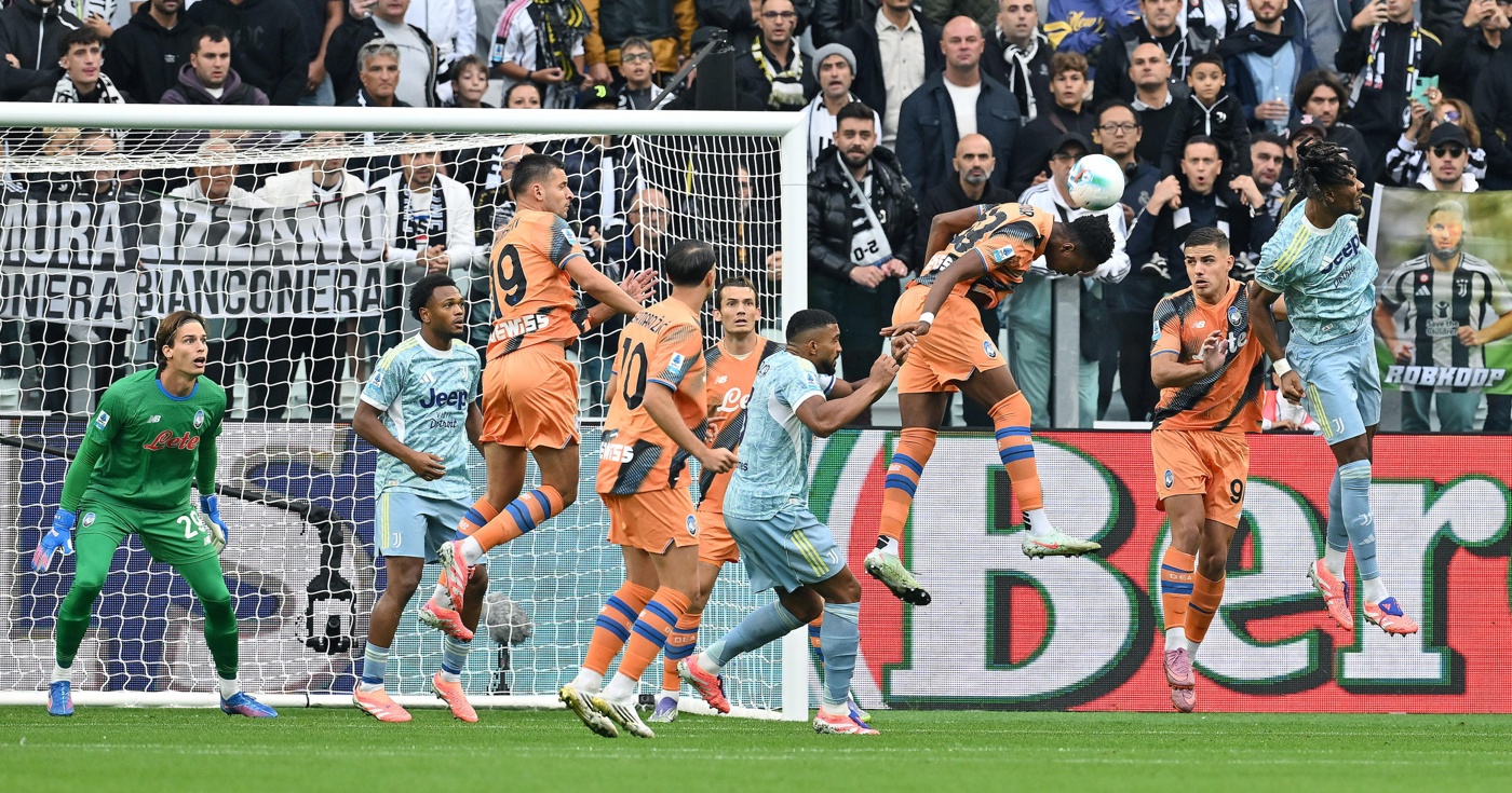 El jugador del Atalanta Odition Kossonou en acción durante el partido de la Serie A que han jugado Juventus FC y Atalanta BC, en Turín, Italia. (Foto de Alessandro Di Marco de la agencia EFE/EPA)