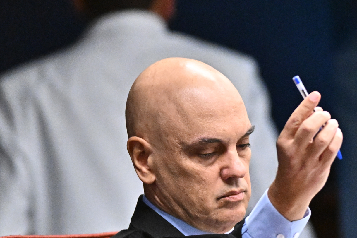 El magistrado de la Suprema Corte de Brasil e instructor del juicio contra Jair Bolsonaro por supuesto intento de golpe de Estado, Alexandre de Moraes, al intervenir este martes, 9 de septiembre, durante la apertura de su voto, en el Supremo Tribunal Federal en Brasilia (Brasil). (Foto de Andre Borges de la agencia EFE)