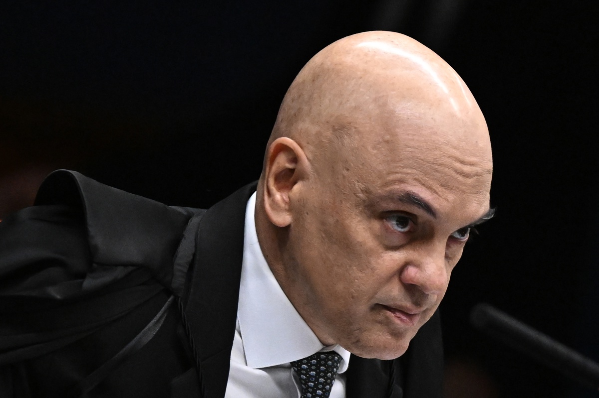 El magistrado de la Suprema Corte de Brasil e instructor del juicio contra el expresidente Jair Bolsonaro por golpismo, Alexandre de Moraes, al intervenir este marte, 2 de septiembre, en la apertura del pleito y los alegatos finales del caso, en el Supremo Tribunal Federal, en Brasilia (Brasil). (Foto de Andre Borges de la agencia EFE)