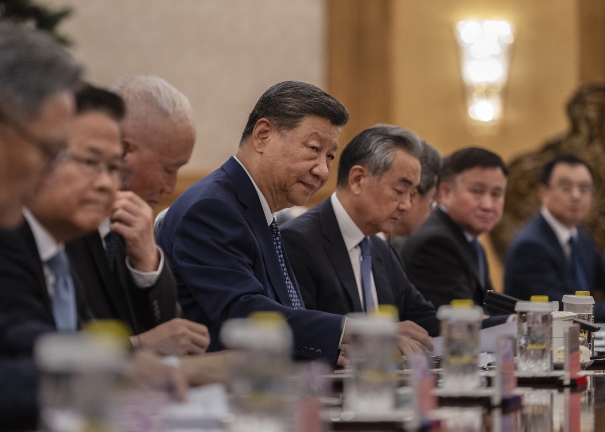 El presidente chino, Xi Jinping (C), escucha al comienzo de una reunión bilateral con el presidente ruso, Vladimir Putin (no se muestra), en el Gran Salón del Pueblo en Pekín, el 2 de septiembre de 2025. (Foto de EFE/EPA)
