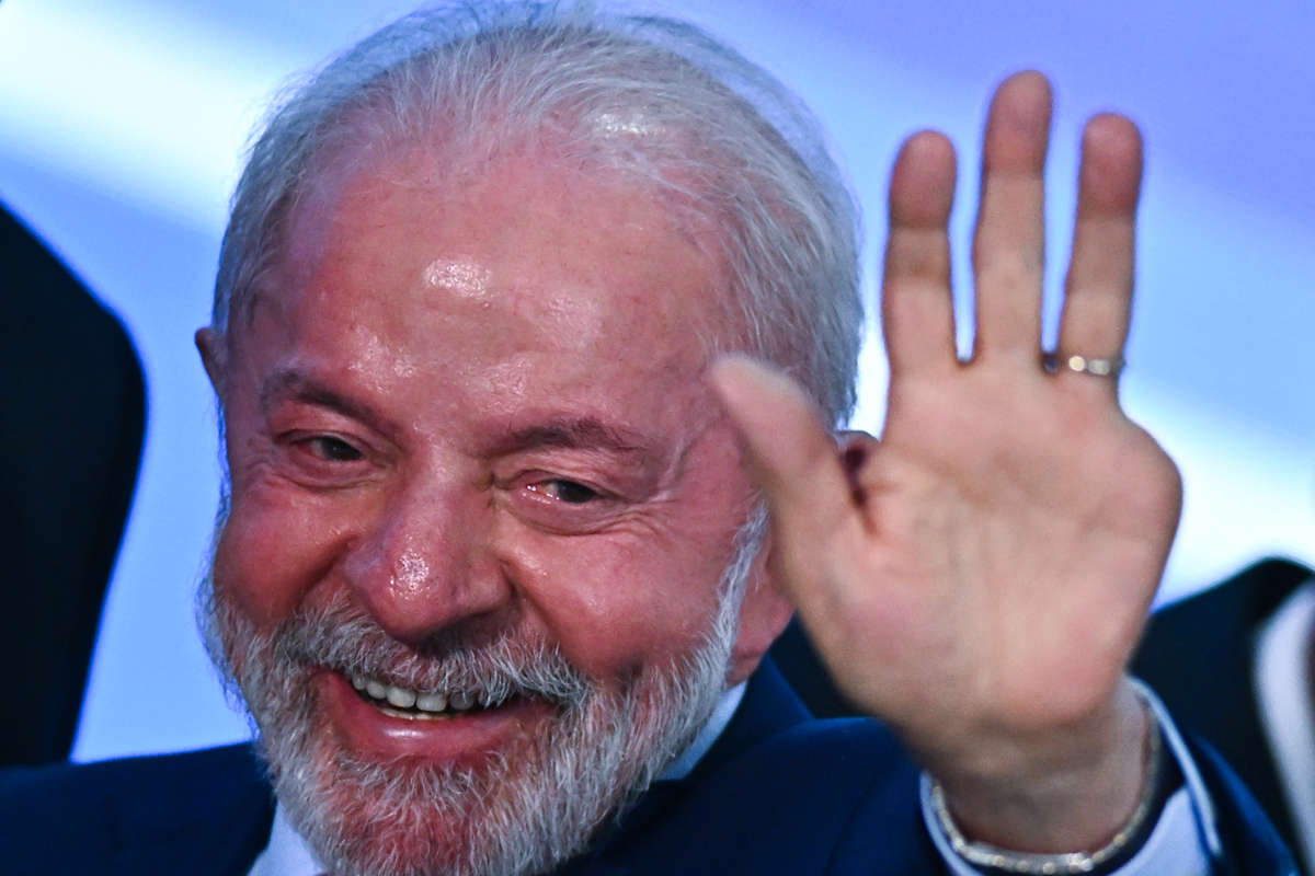 El presidente de Brasil, Luiz Inácio Lula da Silva, saluda durante un evento en el Palacio del Planalto en Brasilia (Brasil). (Foto de Andre Borges de la agencia EFE)