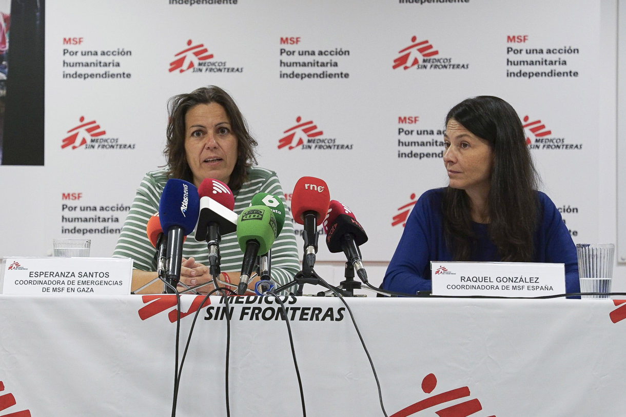 La coordinadora de emergencias de Médicos Sin Fronteras (MSF) España en Gaza, Esperanza Santos (i), y la coordinadora de MSF España, Raquel González (d), ofrecen una rueda de prensa para informar sobre la situación humanitaria en la Franja de Gaza, este martes en Madrid. (Foto de Irene Escudero de la agencia EFE)