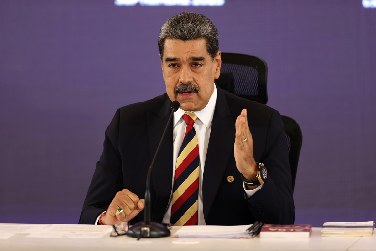 El presidente de Venezuela, Nicolás Maduro, habla en una rueda de prensa este lunes, en Caracas (Venezuela). (Foto de Ronald Peña de la agencia EFE)