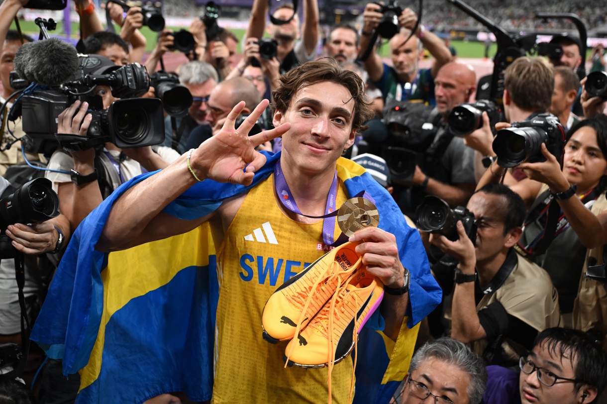 El sueco Armand Duplantis tras su récord mundial en salto con pértiga. (Foto de Adam Warzawa de la agencia EFE/EPA)