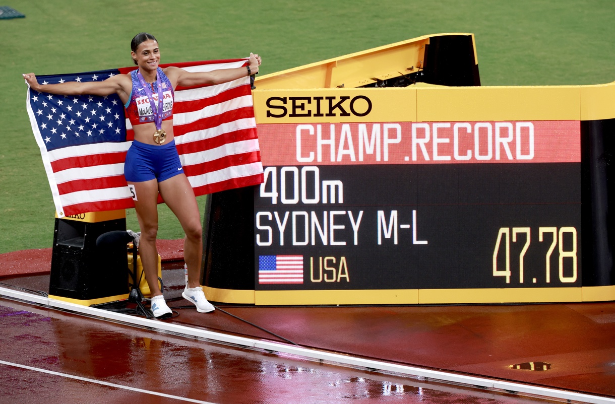 La atleta estadounidense Sydney McLaughlin-Levrone celebra su victoria en los 400mde los Mundiales de Tokio 2025. (Foto de Mast Irham de la agencia EFE/EPA)