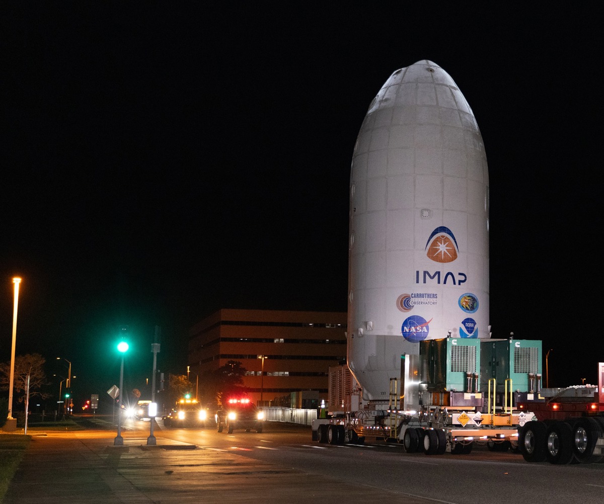 Fotografía cedida por la NASA el pasado 20 de septiembre de trabajadores al transportar la Sonda de Mapeo y Aceleración Interestelar (IMAP), junto con el Observatorio Geocorona Carruthers y el satélite de Seguimiento de Clima Espacial Lagrange 1 (SWFO-L1) de la Administración Nacional Oceánica y Atmosférica (NOAA), en las Instalaciones de Operaciones Espaciales de Astrotech, en Titusville (Florida, EUA). (Foto de Kim Shiflett EFE/NASA)