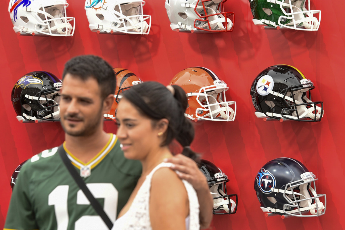 Una pareja de asistentes a la “NFL Experience Madrid Watch Party”, celebrada en esa jornada en Madrid. (Foto de archivo de Víctor Lerena de la agencia EFE)